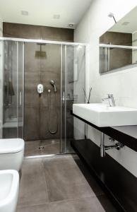 ナポリにあるSanta Lucia Homeのバスルーム(シャワー、洗面台、トイレ付)