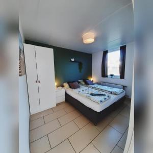 een slaapkamer met een bed en een raam bij Ostrea 14 Roompot beach resort Kamperland in Kamperland