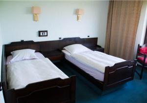 two beds in a hotel room with at Hôtel Grand-Champ in Malmedy