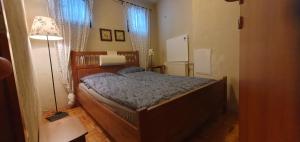 Un dormitorio con una cama y una lámpara. en Apartma Brlog Petra, Kranjska Gora en Kranjska Gora