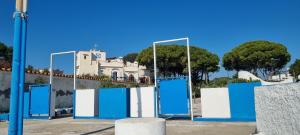 une clôture bleue et blanche avec des miroirs devant un bâtiment dans l'établissement Villa Margherita, à Terracine