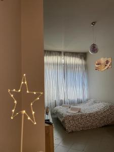 1 dormitorio con 1 cama y una estrella en la pared en Casa Mirabello en Peveragno