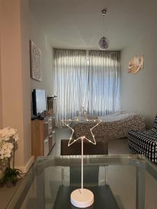 una sala de estar con una estrella sobre una mesa de cristal en Casa Mirabello en Peveragno