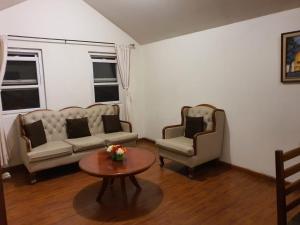 uma sala de estar com dois sofás e uma mesa de centro em Apartamento Aeropuerto La Aurora Guatemala em Guatemala