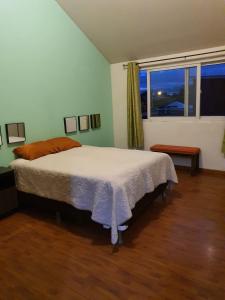 Un dormitorio con una cama grande y una ventana en Apartamento Aeropuerto La Aurora Guatemala en Guatemala