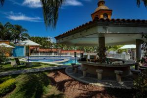 a resort with a swimming pool and a building at Excelaris Grand Resort Conventions & Spa in Tequesquitengo