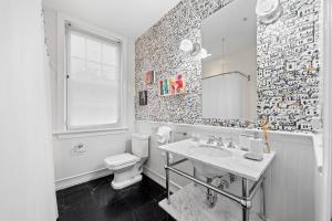 Ein Badezimmer in der Unterkunft The Graham Georgetown