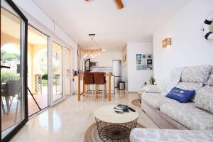 sala de estar con sofá y mesa en Appartement la Cala de Mijas toegang tot strand, en Mijas