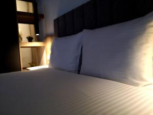 Postel nebo postele na pokoji v ubytování Insomnia studio Komotini