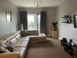 uma sala de estar com um sofá e uma janela em Hastings Apartments Extra Large Self Catering Apt Tourism Certified Free Parking WiFi em Belfast