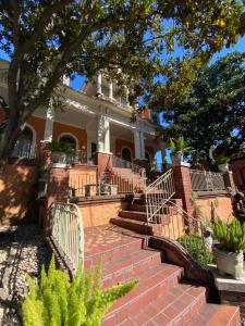 een huis met trappen ervoor bij New Orleans Premier Rentals in New Orleans