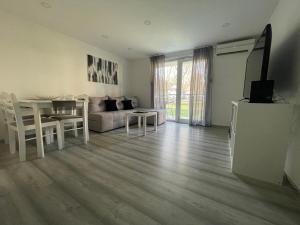 ein Wohnzimmer mit einem Tisch und einem Sofa in der Unterkunft Paradiseresidency in Zagreb