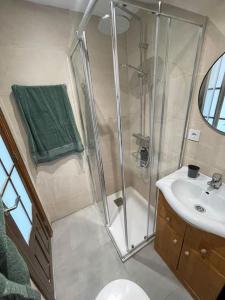 y baño con ducha y lavamanos. en Nice apartment near the sea, en Torrevieja