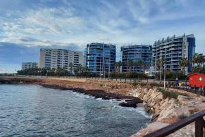 vistas a una playa con edificios en el fondo en Nice apartment near the sea, en Torrevieja