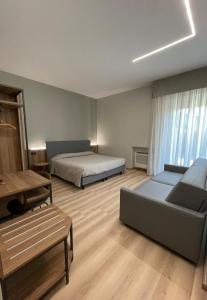 - un salon avec un lit et un canapé dans l'établissement Villa Noce, à Brescia