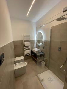 La salle de bains est pourvue de toilettes, d'un lavabo et d'une douche. dans l'établissement Villa Noce, à Brescia