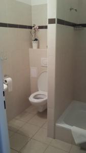 łazienka z toaletą i wanną w obiekcie Penzión U Srnčíka w mieście Devin