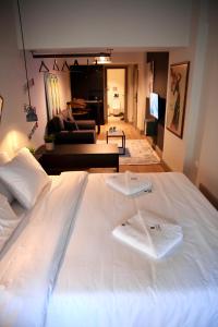A bed or beds in a room at Urban Living 4