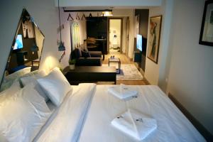A bed or beds in a room at Urban Living 4