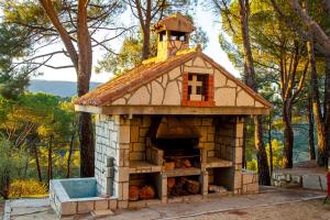 una pequeña casa de ladrillo con techo en Casa Cadalso, Mirador de Gredos, Madrid, en Cadalso de los Vidrios