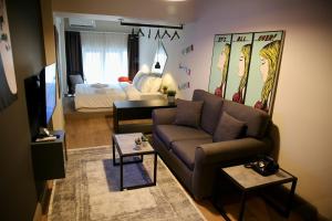 A seating area at Urban Living 4