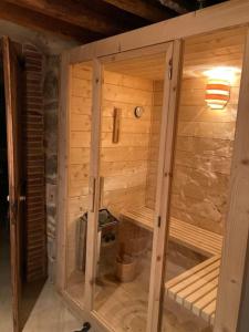 Camera in legno con sauna in una casa di Suíte Sant Sebastià con jacuzzi, sauna y jardín a Moià