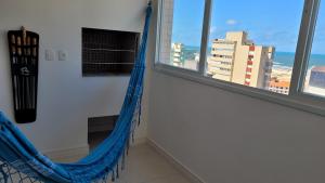 hamaca en una habitación con vistas a la ciudad en Praia Grande (13) - 2 quartos - 1 quadra Mar, en Torres
