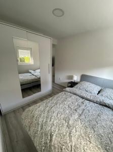 ein Schlafzimmer mit einem Bett und einem großen Spiegel in der Unterkunft Paradiseresidency in Zagreb
