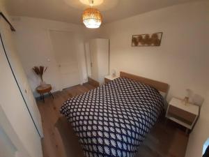 sypialnia z łóżkiem, stołem i lampą w obiekcie Appartement Le Michel-Ange w mieście Mers-les-Bains