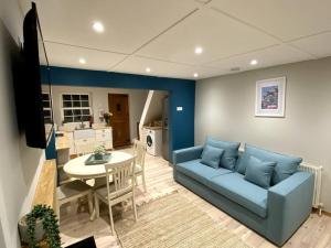 Televiisor ja/või meelelahutuskeskus majutusasutuses The Lost Lobster - 2 bedroom cottage with parking