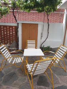 un grupo de sillas, una mesa y una mesa en Los paraisos en Mina Clavero