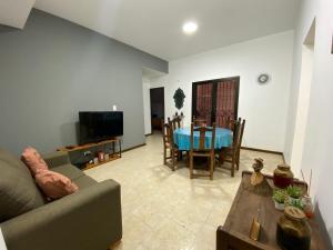 sala de estar con sofá y mesa en Excelente y amplio dpto 3 dormitorios c cochera privada en Mendoza