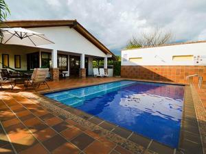 ApiayCabañas Campestres Rincón de Apiay的房子前面的游泳池