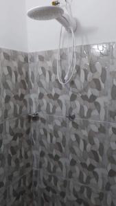 um chuveiro com uma cortina de chuveiro estampada na casa de banho em Espaço interno em Salvador