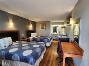 een hotelkamer met 2 bedden en een bureau bij Americas Best Value Inn and Suites Little Rock in Little Rock