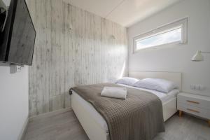 Tempat tidur dalam kamar di Darłowo Beach Houses