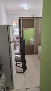 uma cozinha com um frigorífico e uma sala de jantar em Espaço interno em Salvador