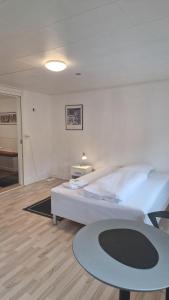 ロービュにあるCity Apartments Rødbyのベッドルーム(大きな白いベッド1台、テーブル付)