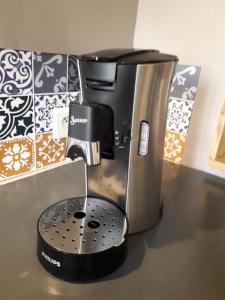 une cafetière assise au-dessus d'un comptoir dans l'établissement Le Petit Rochereau, à LʼIsle-sur-la-Sorgue