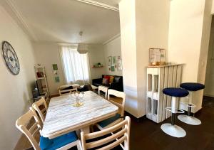ein Esszimmer mit einem Holztisch und Stühlen in der Unterkunft Appartement Douces heures avec parking couvert privé in Le Locle