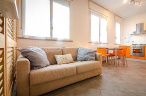 sala de estar con sofá y cocina en Large studio flat with private car park en Bolonia