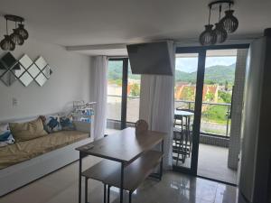 Et opholdsområde på Apartamento novo em Caiobá - vencedor Traveller Award 2025