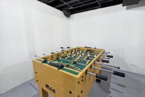 una mesa de futbolín con en Pet-Friendly Large-Group Oasis, en Bay City