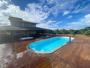una piscina frente a una casa en Casa de campo completa! Chácara Magnífica!, en Caldas Novas