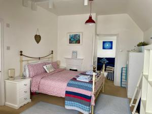 een kleine slaapkamer met een bed en een tafel bij Lyme Regis renovated period seaside flat in Lyme Regis