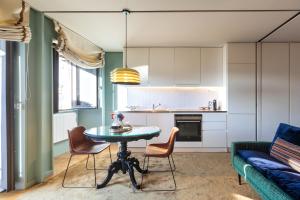 cocina y sala de estar con mesa y sofá en Urban Apartment Casa da Portela, en Oporto