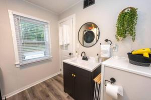een badkamer met een wastafel en een spiegel bij Family Beach Retreat w/Fun Loft Space, Firepit in Michigan City