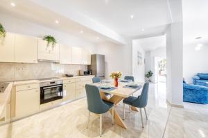 cocina con mesa y sillas en una habitación en 4You Luxury Apartments by Keyplanner, en Moraitika