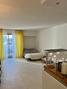 een slaapkamer met een bed en een tafel in een kamer bij ★★★ Paradis Prado Mermoz proximité Mer★★★ in Marseille
