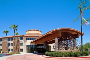 um edifício com uma cúpula em cima em Holiday Inn Express Scottsdale North, an IHG Hotel em Scottsdale